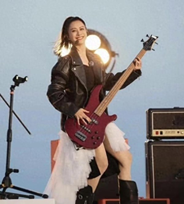 盈鑫惠 47岁的年龄，37岁的长相，27岁的身材，难怪她能与李昀锐演情侣