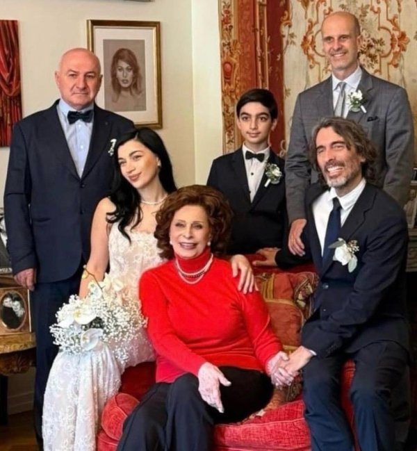 优配货主 91岁索菲亚·罗兰久违现身，出席指挥家儿子婚礼，戴假发风采依旧